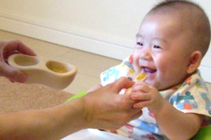 Bebé comiendo papilla